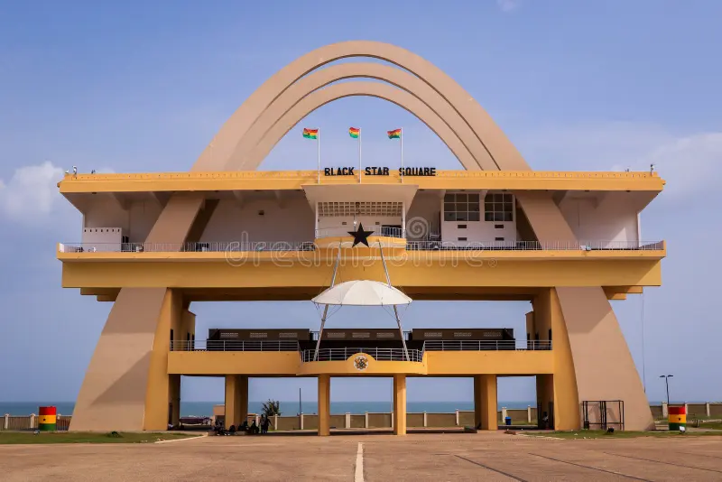 vue sur la place black star également connue comme de l indépendance au coeur accra d ghana 253435051